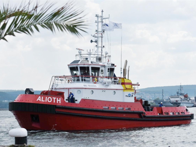 Second-in-series tug by “MTG-Dolphin” receives the “Alioth”