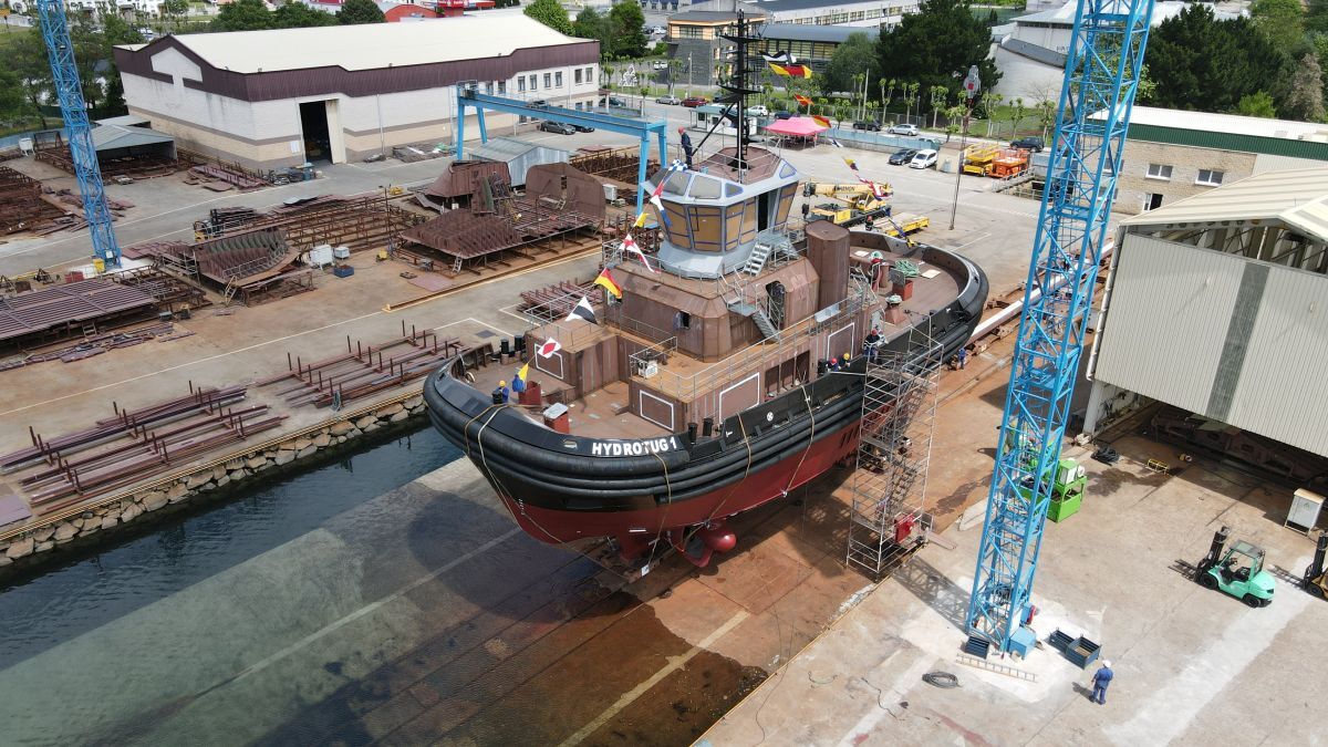 World’s first hydrogen-fuelled harbour tug launched
